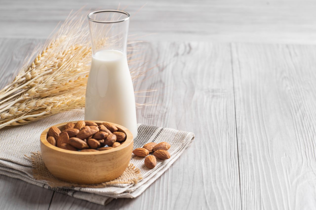 Almond Milk – Health Benefits, Precautions and Ways to Use