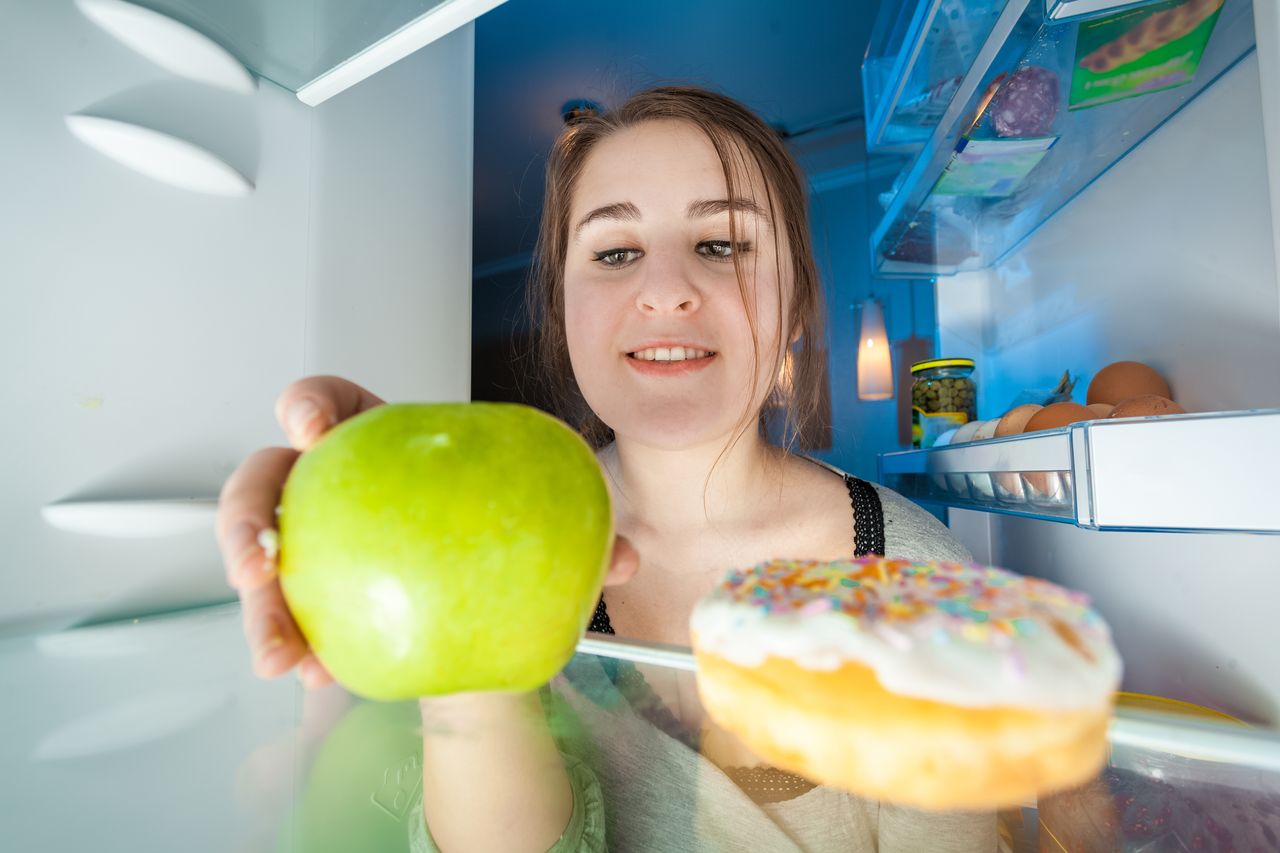 Healthy late-night snack alternatives and craving prevention